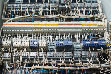 STARIY OSKOL, RUSSIA - 10 Mart 2020: Fabrikadaki ekipmanları kontrol etmek için elektrik kontrol paneli