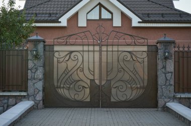 Dekoratif elementli metal işlemeli kahverengi kapılar.