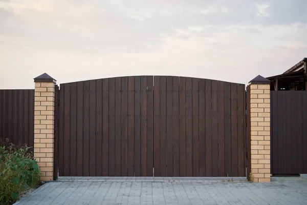 Puerta de madera marrón minimalista — Foto de Stock