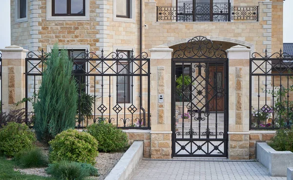 Luksusowe metalowe kute drzwi i ogrodzenie w prywatnym domu — Zdjęcie stockowe