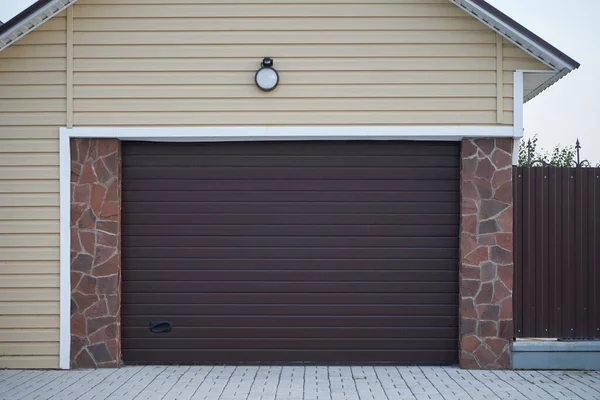 Sollevamento automatico porta del garage marrone — Foto Stock