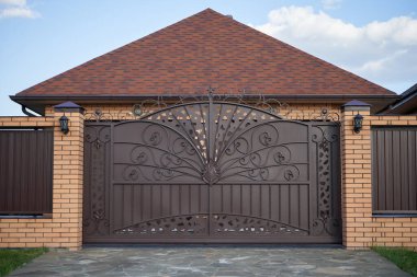 Metal işlemeli yan sürgülü kapılar