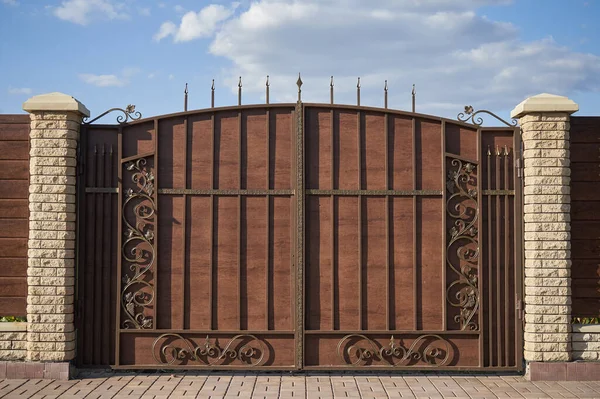 Puertas de metal de lujo forjado con elementos ornamentados —  Fotos de Stock