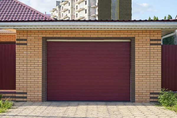 Garaż z automatycznym podnoszeniem drzwi brązowych — Zdjęcie stockowe