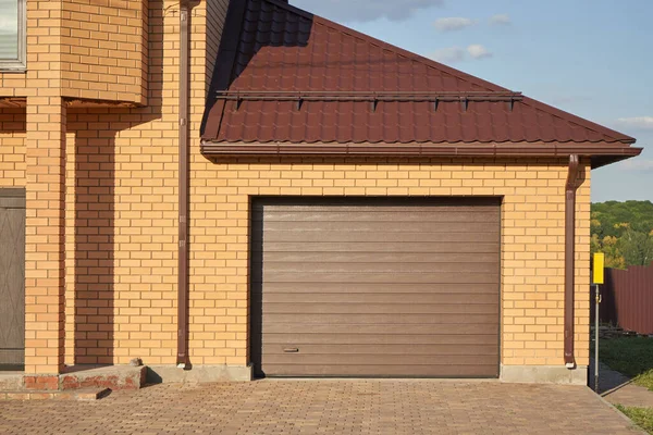 Garaje con puerta de garaje automática adjunta a la casa — Foto de Stock