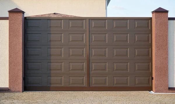 Puertas de PVC marrón moderno — Foto de Stock