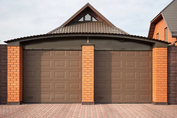 Duży nowy garaż na dwa samochody w prywatnym domu — Zdjęcie stockowe