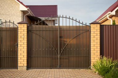 Özel bir eve girmek için sahte metal kapı.