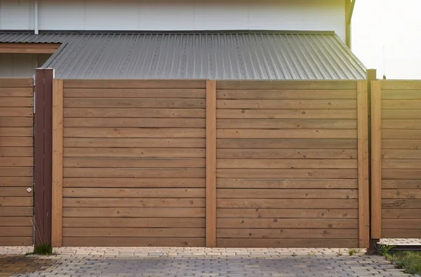 Puerta de madera marrón y cerca — Foto de Stock