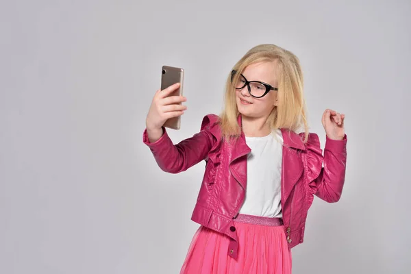 스마트폰으로 셀카를 하는 유행하는 여자 아이 — 스톡 사진
