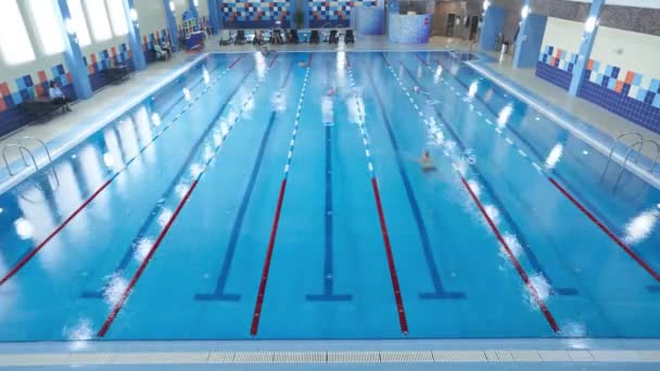 STARIY OSKOL, RUSIA - 11 de mayo de 2021: La gente nada en la piscina deportiva — Vídeos de Stock