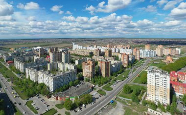 STARIY OSKOL, RUSSIA - 12 Mayıs 2021: Bir Rus taşra kasabasının şehir manzaralarının havadan görüntüsü