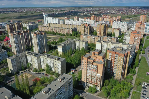 STARIY OSKOL, RÚSSIA - 12 de maio de 2021: Vista aérea das paisagens urbanas da cidade provincial russa com casas altas — Fotografia de Stock