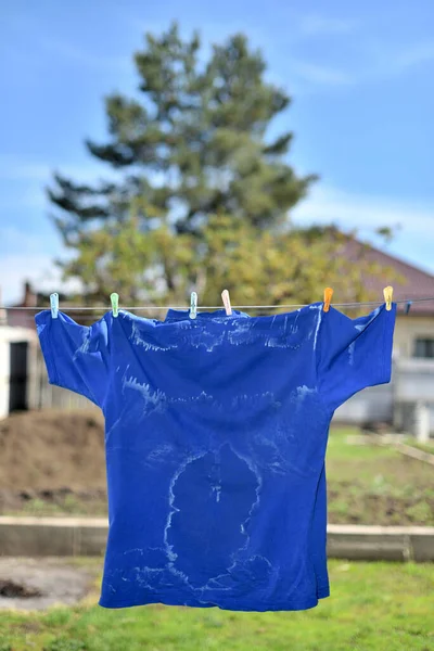 Vit salt svett fläckar på blå kläder — Stockfoto