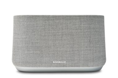 STARIY OSKOL, RUSSIA - 19 Mayıs 2021: Harman Kardon modern lüks bluetooth hoparlörü beyaz arkaplanda izole edilmiş ses kontrolü
