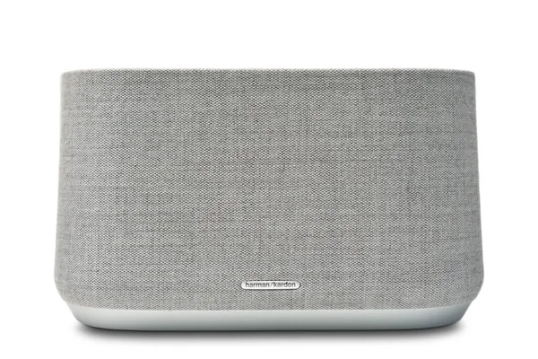 STARIY OSKOL, RUSSLAND - 19. Mai 2021: Harman Kardon moderner Luxus-Bluetooth-Lautsprecher mit Sprachsteuerung isoliert auf weißem Hintergrund — Stockfoto