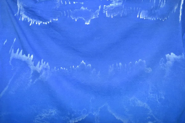Manchas de suor salgado branco em roupas azuis — Fotografia de Stock