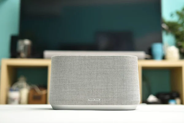 STARIY OSKOL, RUSSLAND - 19. Mai 2021: Moderner drahtloser Bluetooth-Lautsprecher Harman Kardon auf dem Tisch im Innenraum — Stockfoto