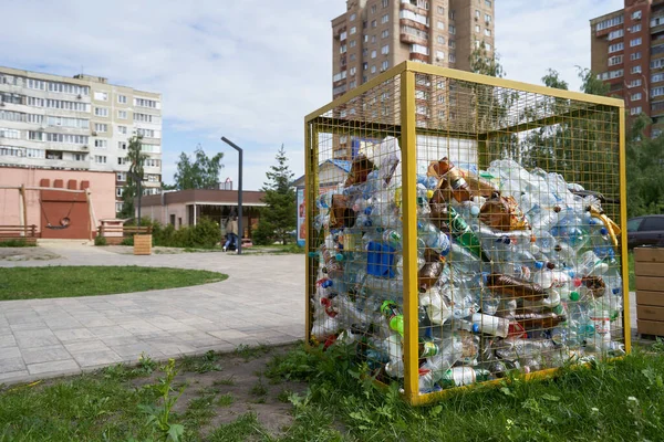 STARIY OSKOL, RUSSIA - 2 Haziran 2021: Geri dönüşüm için plastik şişe toplamak için şehirde vazo