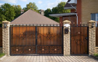 Şirin bir cephe ve işlenmiş kapılar özel bir evde polikarbonatla kaplıydı.