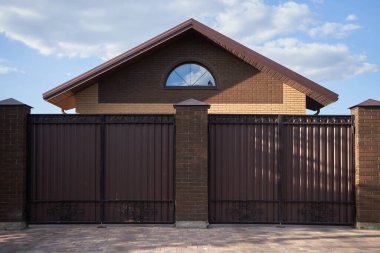 Garajın önündeki özel evde çift demir kapılar.