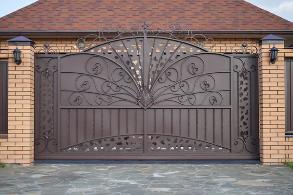 Puertas correderas laterales forjadas de metal de lujo con elementos ornamentados. — Foto de Stock