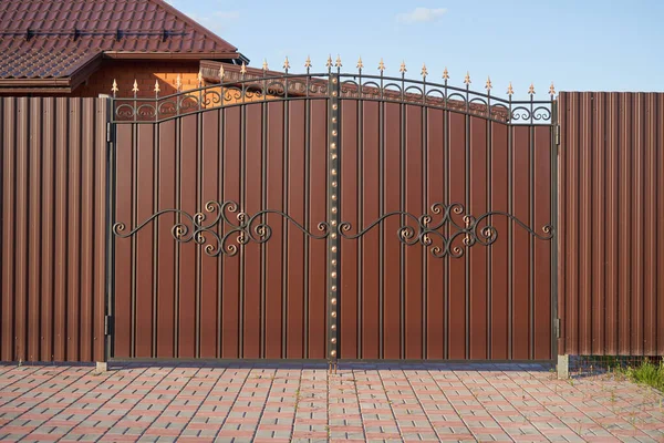 Puertas forjadas simples con hoja de perfil de metal — Foto de Stock