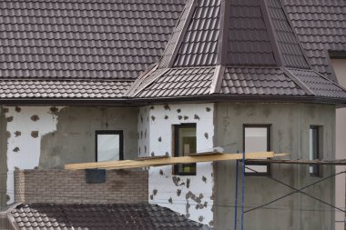 Beyaz genişletilmiş polistiren ile evin dış yalıtımı