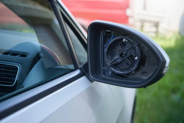 Espejo retrovisor roto en el coche, reemplazo del espejo retrovisor — Foto de Stock