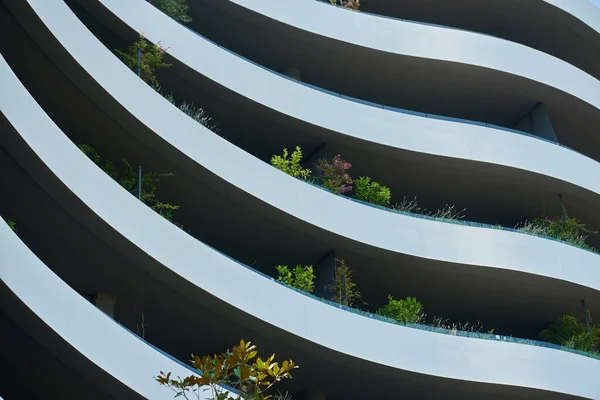 Imagen abstracta de la fachada de un edificio moderno en Europa con plantas — Foto de Stock