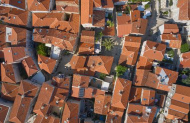 Budva 'nın eski kasabasındaki kahverengi çatıların üst manzarası.