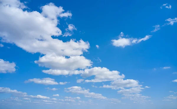 Világos kék ég felhőkkel a horizonton — Stock Fotó