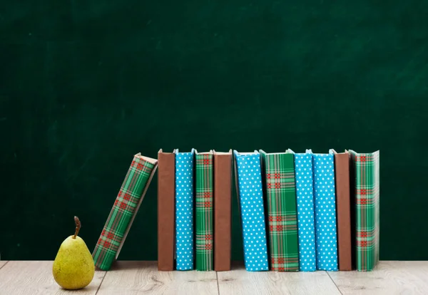 Bücherstapel Bunten Einbänden Und Birne Auf Einem Holztisch Mit Grünem — Stockfoto