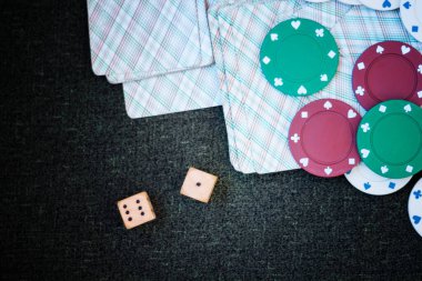 Kumarhane poker fişleri kumar kartları, zarlar ve yeşil keçeli keçeli kaleme para
