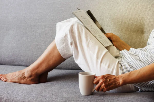 Mujer Morena Mediana Edad Con Gafas Sofá Gris Revista Lectura Imagen De Stock