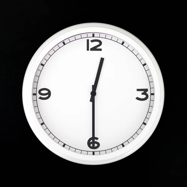 Relógio Parede Analógico Redondo Branco Isolado Fundo Preto Sua Metade — Fotografia de Stock