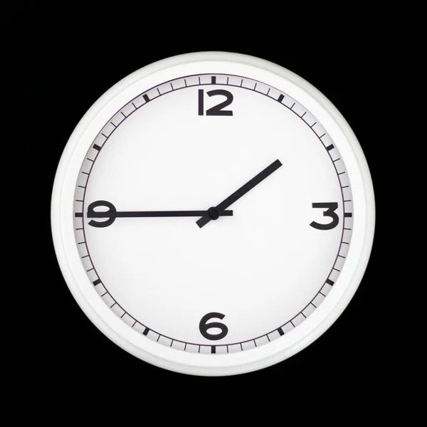 Λευκό Στρογγυλό Αναλογικό Ρολόι Τοίχου Απομονωμένο Μαύρο Φόντο Δύο Παρά — Φωτογραφία Αρχείου