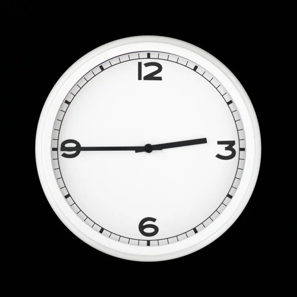 Білий Круглий Аналоговий Настінний Годинник Ізольований Чорному Тлі Його Чверть — стокове фото