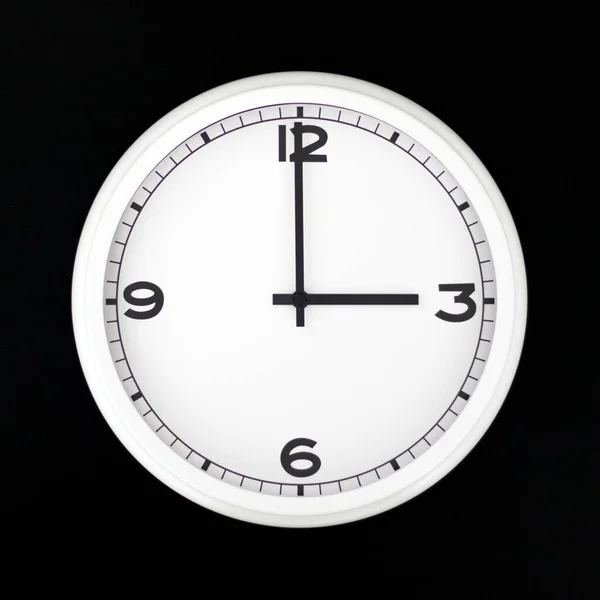白色圆形模拟墙时钟在黑色背景上隔离 三点钟方向 — 图库照片