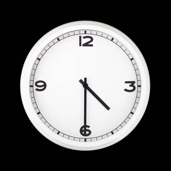 Білий Круглий Аналоговий Настінний Годинник Ізольований Чорному Тлі Його Половина — стокове фото