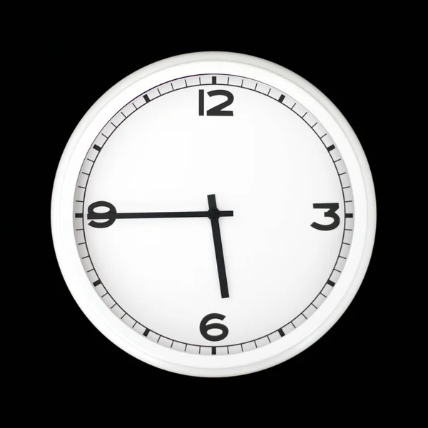 白色圆形模拟墙时钟在黑色背景上隔离 它的四分之一到六分 — 图库照片