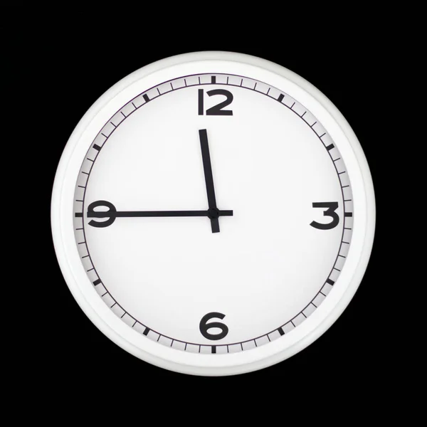 白色圆形模拟墙时钟在黑色背景上隔离 25点12分 — 图库照片