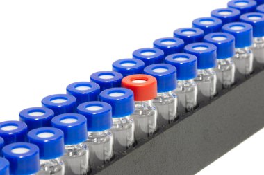 Yüksek performanslı sıvı kromatograf, HPLC, rafta cam şişeler. İlaç ve aşıların araştırılması ve geliştirilmesi.