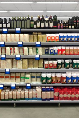Pirinç, risotto, salata sosu, salata sosu, süpermarketteki bir rafta zeytinyağı paketi. Diğerlerinin arasında yeni ambalaj sunumu için uygun.