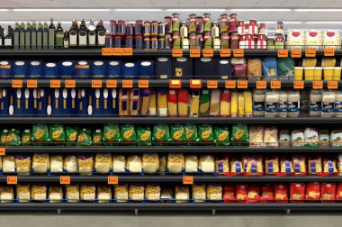 Bir süpermarkette rafta bulunan makarna Paketleme Planogramı. Yeni diyagram, planogram, plano gram, plan o gram, şemalar veya yeni tasarım paketlemesi sunmaya elverişli.
