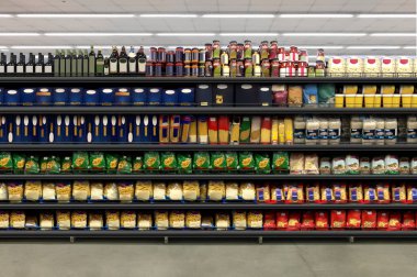 Bir süpermarkette rafta bulunan makarna Paketleme Planogramı. Yeni diyagram, planogram, plano gram, plan o gram, şemalar veya yeni tasarım paketlemesi sunmaya elverişli.