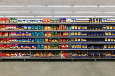 Bir süpermarkette rafta makarna paketleme grafiği