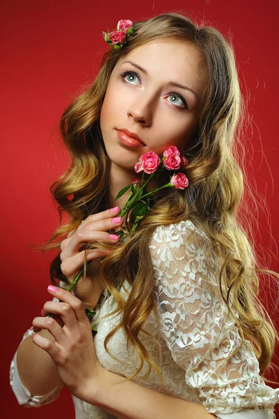 性感而可爱的女孩，用手里的玫瑰的一个分支 — 图库照片