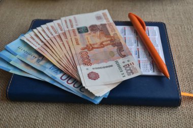 Para için. Günlükte ruble banknotları var..