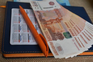 Para için. Günlükte ruble banknotları var..